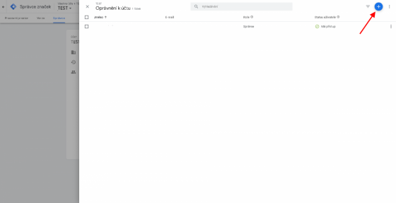 Google Tag Manager: Šipka ukazuje na tlačítko Přidat uživatele